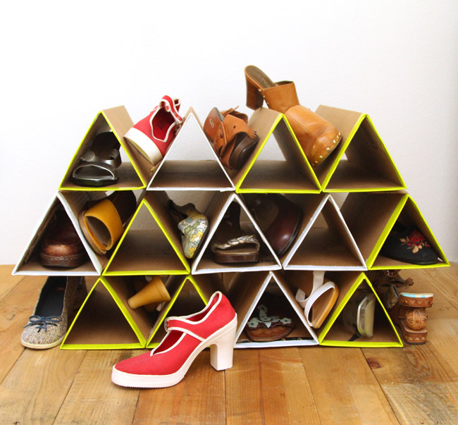 Make a space-saving and sturdy shoe rack out of cardboard. organize your home