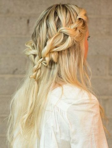 Messy loose half up braided hairstyle. Get the tutorial from Hairstyle Confessions!