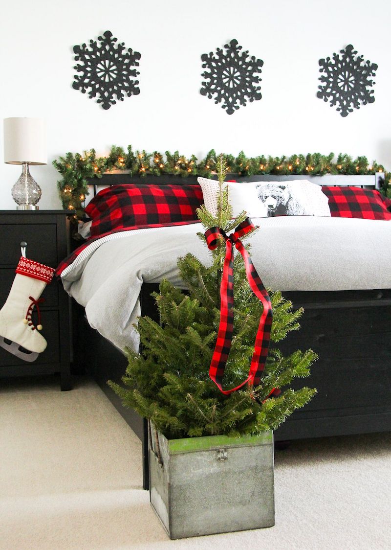Red and Black Christmas Bedroom Decor.