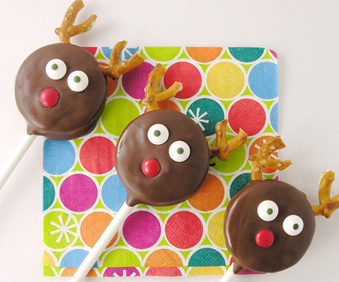 Reindeer Oreo pops.