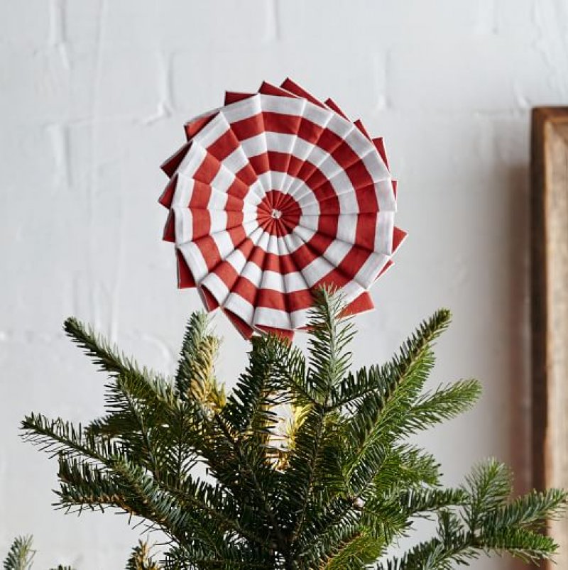 Rosette tree topper would be so easy to DIY!