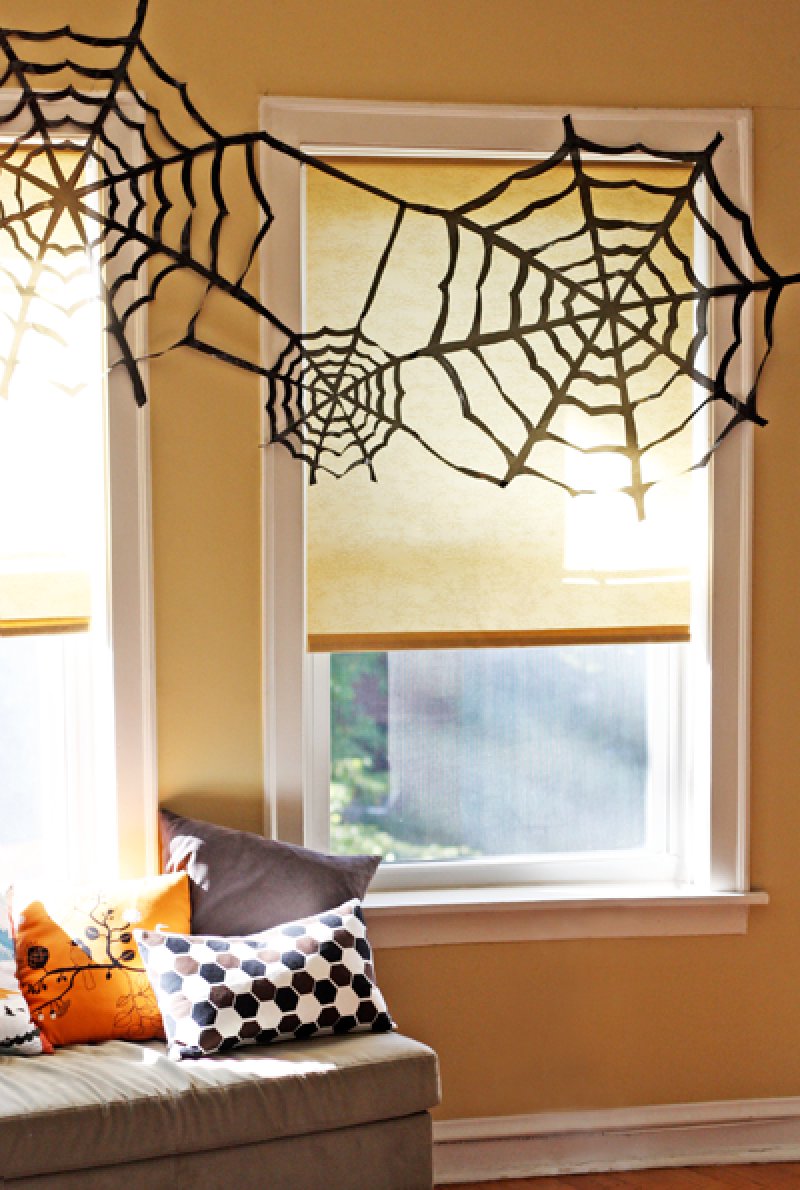 Cheap trash bag halloween decorating by How About Orange